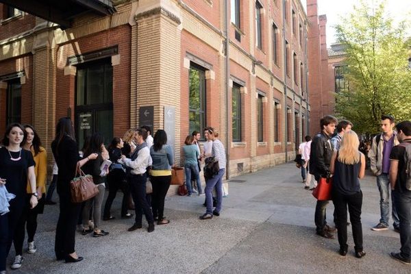 Des étudiants devant les locaux de la Toulouse School Of Economics