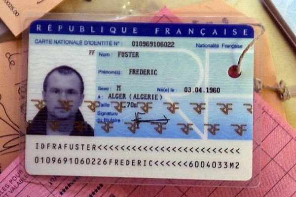 Faux papiers d'identité de Franck Perletto saisis lors de son arrestation, en mai 2003 à Richerenches (Vaucluse)