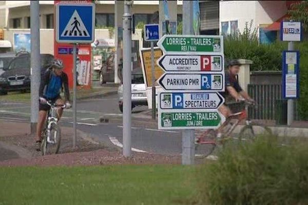 Le vélo peut-être une solution, sinon pensez aux parkings relais et aux 2 parkings exceptionnels Côte de Nacre et Mémorial