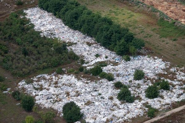 Vue aérienne d'une décharge illégale à ciel ouvert à Carrières-sous-Poissy dans les Yvelines.