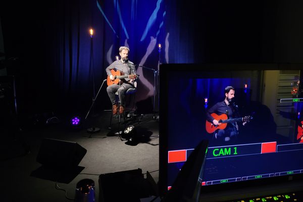 Seul avec sa guitare, Yules se présente sur le plateau de #Studio3.