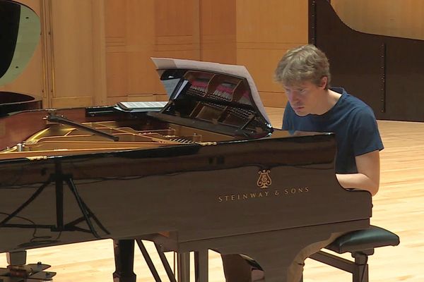 Geoffroy Couteau, 44 ans, est un pianiste de renom. Il était à Metz (Moselle), avec Florent Noack, pour enregistrer un disque. Les variations de Brahms op. 56.