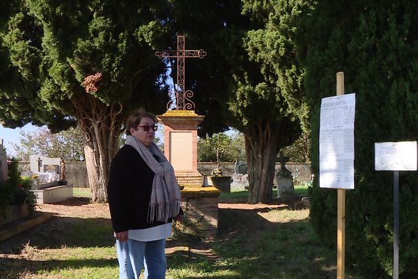 Marie-Claude Lamberto, adjointe au maire de la commune, au cimetière de Montaigu à Lisle-sur-Tarn (Tarn) entreprend un gros travail pour répertorier les concessions à l'abandon.