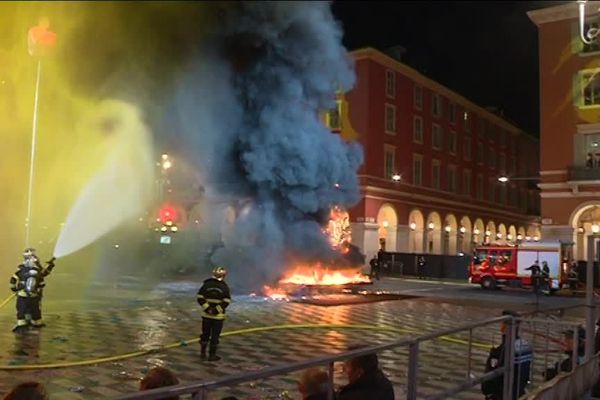 C'est Place Masséna et non pas en mer comme d'habitude, que le roi du carnaval est mort brûlé ce samedi soir.