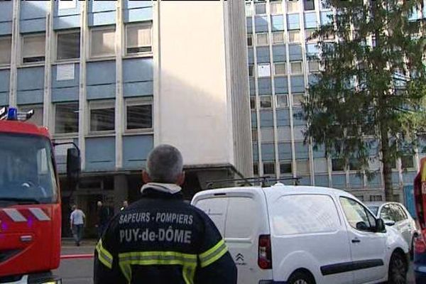 Le 22 septembre, des fumées épaisses ont déclenché une alerte incendie au sixième étage de la Faculté de Médecine à Clermont-Ferrand. Tous les occupants ont été évacués, sans faire de blessés.