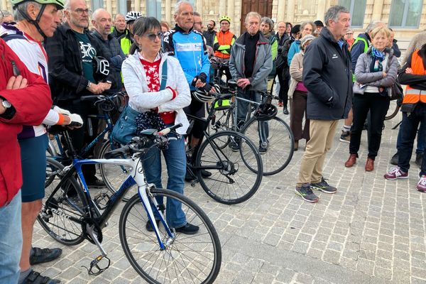 Entre colère, consternation, douleur, et revendications, les cyclistes ont décidé de se rassembler devant la mairie de Reims à 17h45.