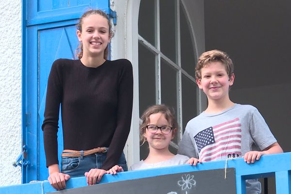 Noémie, Juliette et Mathias ont passé les deux mois de confinement chez leurs grands-parents à La Baule