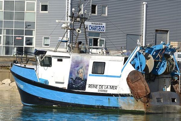 Photo du chalutier "La reine de la Mer" qui a récupéré les deux marins du "Saint-Hubert"