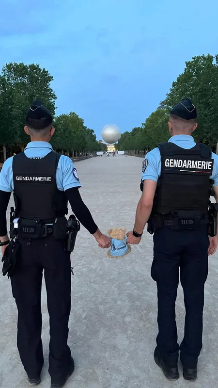 Les gendarmes patrouillent avec Olympe dans le jardin des Tuileries.