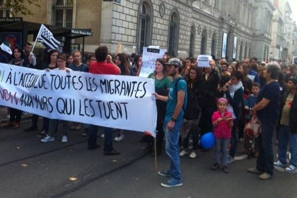 Plus de mille personnes à la manifestation pour l'accueil des migrants à Rennes