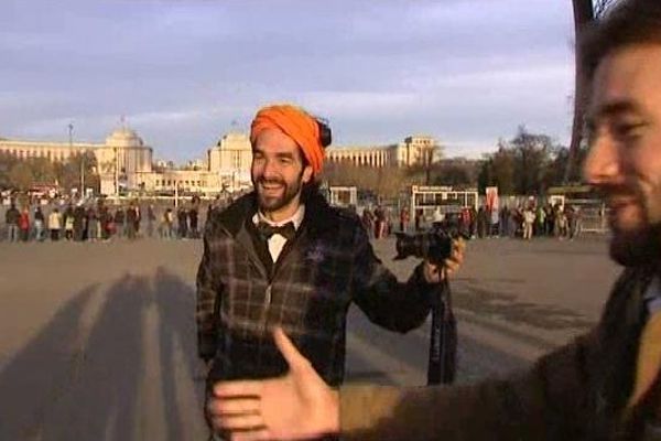 Muammar Yilmaz vendredi matin sur le parvis de la Tour Eiffel