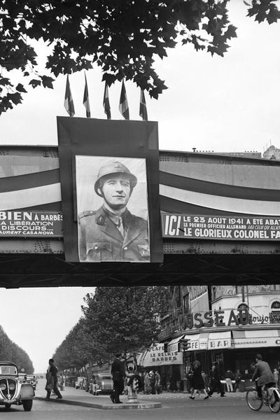 Bannière déployée à Paris en 1946 commémorant la première attaque contre un soldat allemand par le Colonel Fabien