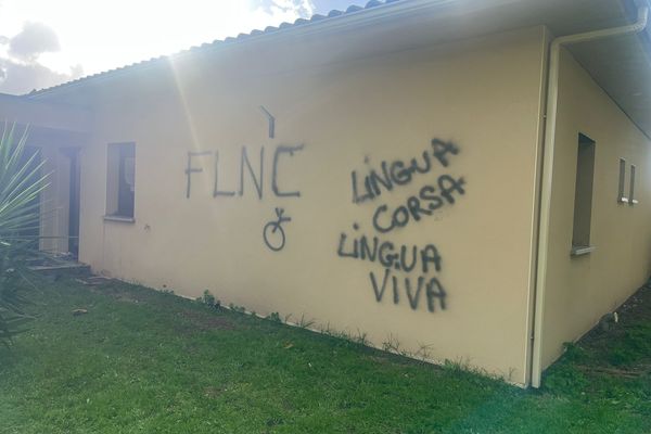 Des inscriptions "FLNC" et "lingua corsa, lingua viva" ont été retrouvées sur la façade de la maison.