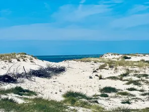 Les nuages vont rapidement laisser place à du soleil sur la côte. (Plage de la Salie)