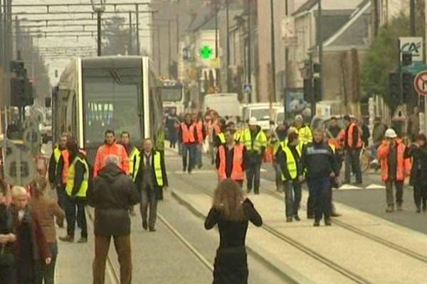 Le tramway de Tours effectue des tests sur le nouveau tronçon - 25 mars 2013