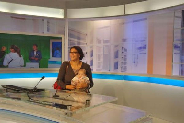 Notre plus jeune visiteur  et sa maman dans le studio du journal régional