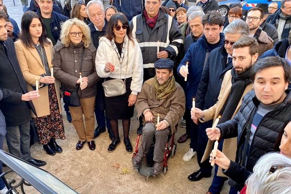 200 personnes se sont rassemblées place du Salin, à Toulouse, pour ne pas oublier les victimes des attentats de 2015.