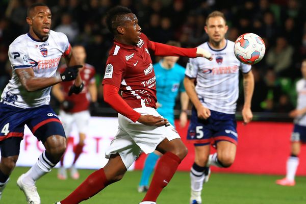 Cédric Avinel (à gauche, numéro 4) a été suspendu pour deux matches dont un avec sursis après avoir été expulsé lors de la rencontre Metz / Clermont Foot (11ème journée de Ligue 2, 16 octobre 2015).