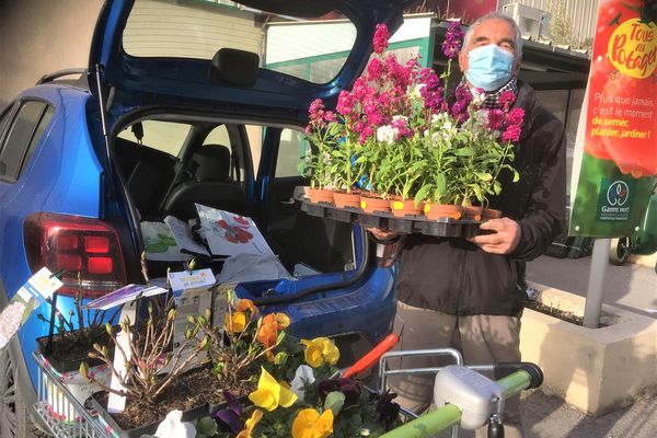 Wilfrid Bricourt vient chaque week-end depuis le Vaucluse pour aider les sinistrés des vallées. Il récolte des fleurs afin de redonner de la vie dans leurs jardins dévastés par la tempête Alex. 