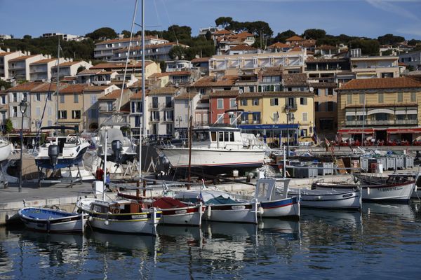 Trois bateaux ont été endommagés par une forte houle ce jeudi dans le port de Cassis.