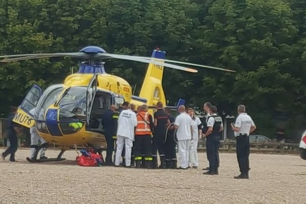 L'homme a été héliporté à l'hôpital après des premiers soins sur place.