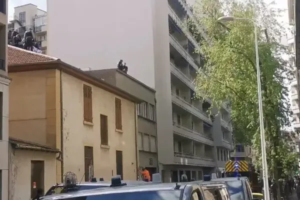 À l’arrivée des forces de l’ordre ce mardi matin, une dizaine d’occupants a pris peur et s’est réfugiée sur le toit du bâtiment, au péril de leur vie.