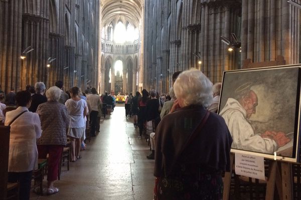 Un portrait du père Jacques Hamel, à l'entrée de la cathédrale de Rouen. 