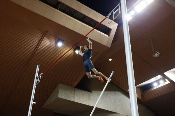 Renaud Lavillenie, vainqueur à Monaco, après avoir franchi une barre à 5,96m. 