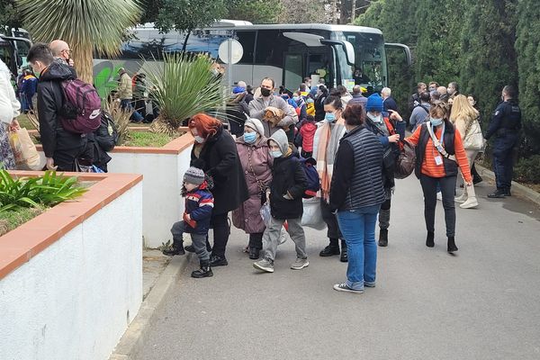 Après 35 heures de trajet depuis la frontière entre la Pologne et l'Ukraine, les 110 femmes et enfants réfugiés arrivent à Perpignan ce dimanche 6 mars 2022.