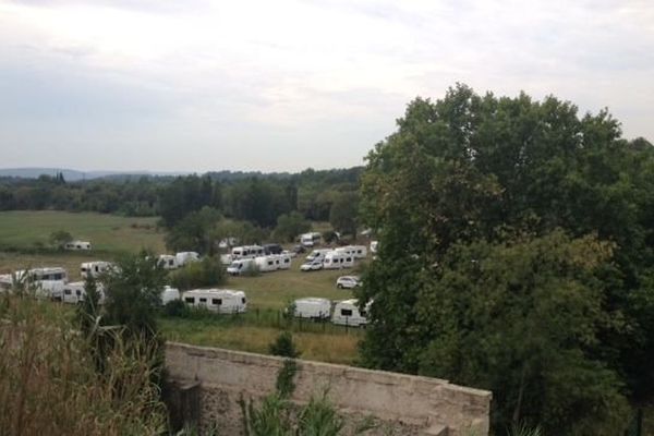 Les 150 caravanes ont quitté Mauguio pour s'installer sur un terrain près de la Mosson, légalement cette fois. Leur transfert a créé d'importants bouchons dans Montpellier vendredi matin.