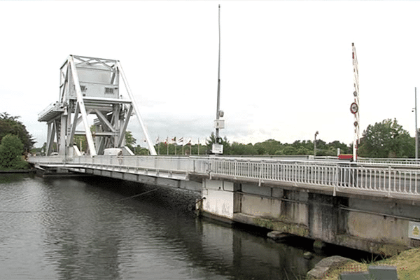 Le pont de Pegasus Bridge, à Bénouville, a été remplacé en 1994. Le vrai théâtre des opérations alliées de 1944 se trouve à quelques centaines de mètres de là au Mémorial.