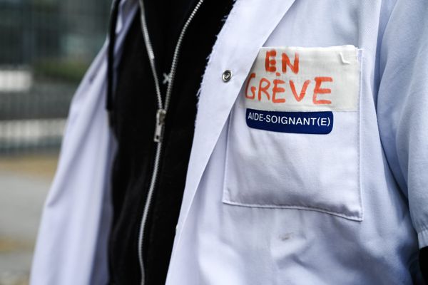 En grève depuis le 14 février 2024, les personnels soignants de l'hôpital Saint-Martin, à Caen (Calvados), réclament une hausse générale des salaires. Ils dénoncent des salaires 10% plus bas que dans les autres hôpitaux caennais.