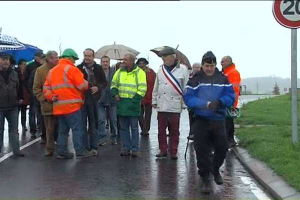 30 habitants de Nonant-le-Pin ont manifesté pour la première fois ce jeudi. A leur tête: le maire du village et l'association Un avenir pour Nonant 