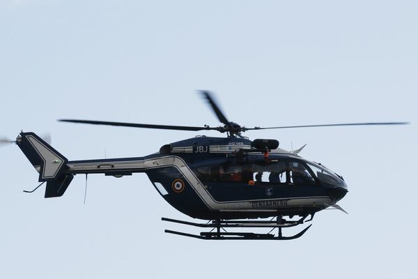 Un hélicoptère de la gendarmerie a participé aux recherches (photo d'illustration)