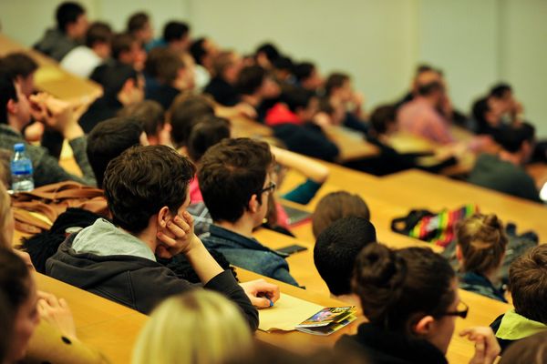 Des étudiants dans un amphitéâtre