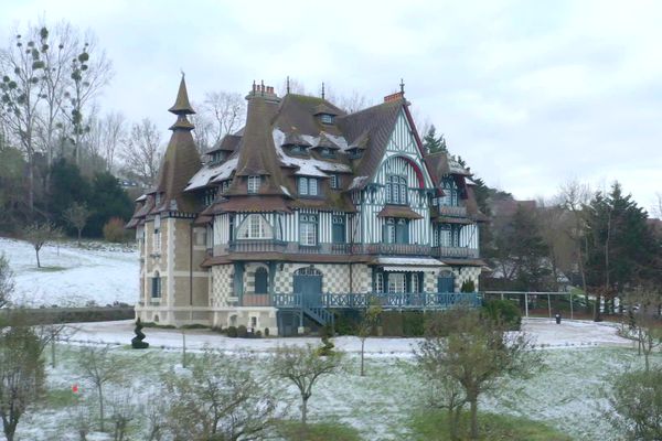 La Villa Strassburger datant de la Belle Époque est le parfait symbole du luxe et du raffinement de Deauville.