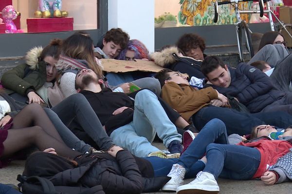 Pendant leur manifestation, les lycéens de Bayonne se sont allongés devant les Galeries Lafayettes. 