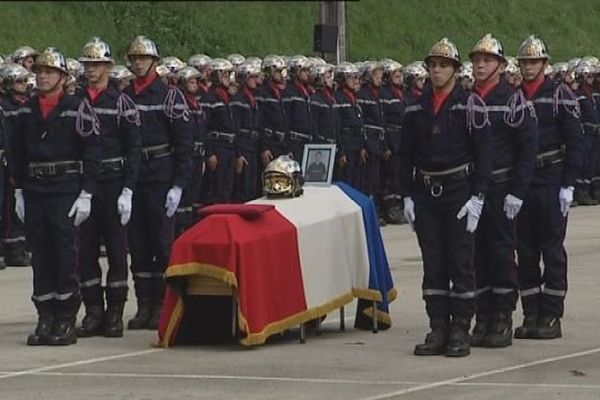 Près de 350 pompiers ont assisté à l'hommage à Fanny Simon pompier volontaire décédée le 20 septembre à Saint-Hippolyte dans le Doubs