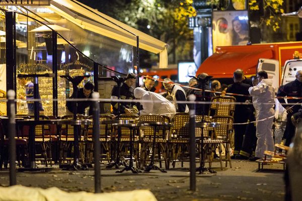 Police et secours devant le Bataclan le soir des attentats du 13 novembre 2015 à Paris