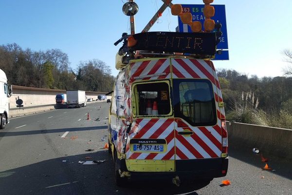 Un nouveau fourgon heurté sur l'autoroute près de Bayonne ce 23 mars 2022, alors qu'il était en intervention pour protéger un poids-lourd en panne.