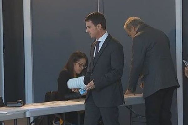 Manuel Valls a voté lors du premier tour des régionales, à Evry, dans l'Essonne.