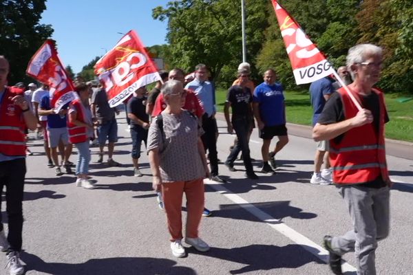 Le cortège de près de 350 personnes est parti du site Nestlé Waters pour rejoindre la ville