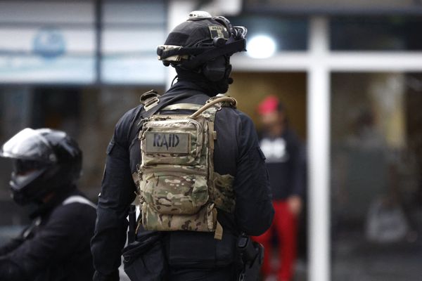 Un homme d'une trentaine d'année menace de se suicider en se jetant du toit de la gare SNCF de Montpellier. Le RAID est sur place pour tenter de l'en dissuader. ( Illustration )