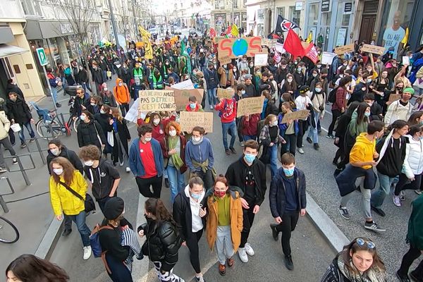 Les jeunes ont à nouveau manifesté à Lyon, vendredi 19 mars, comme dans d'autres villes de France pour lutter contre le changement climatique et la justice sociale.