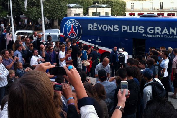 Peu de joueurs parisiens ont pris le temps de signer quelques autographes.