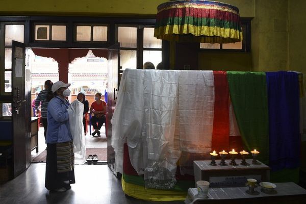 A Katmandou, les Népalais se recueillent ce 21 septembre devant le cercueil de celui que tous surnommaient "le Léopard des Neiges". 