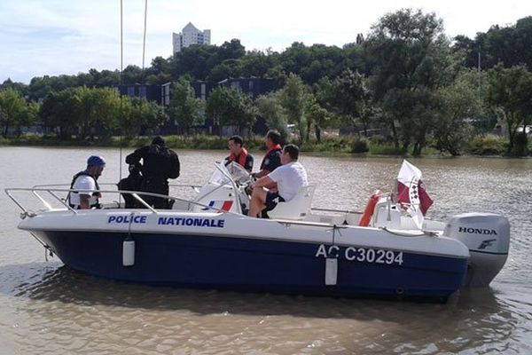 Archives : la brigade fluviale du Raid à Bordeaux