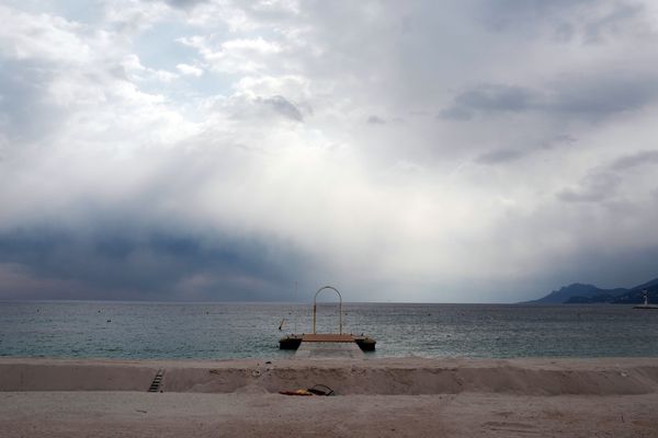 Le maire de Cannes souhaite voit rouvrir ses plages dès la semaine prochaine.