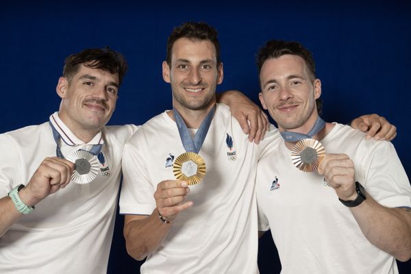 Les trois champions français de BMX posent avec leurs médailles.