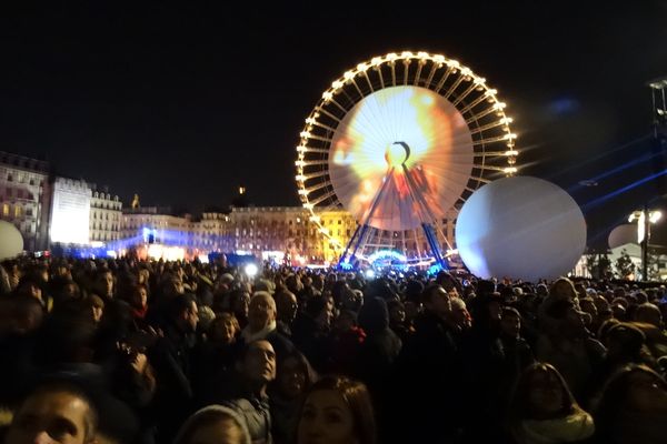 La place Bellecour était noire de monde samedi soir .